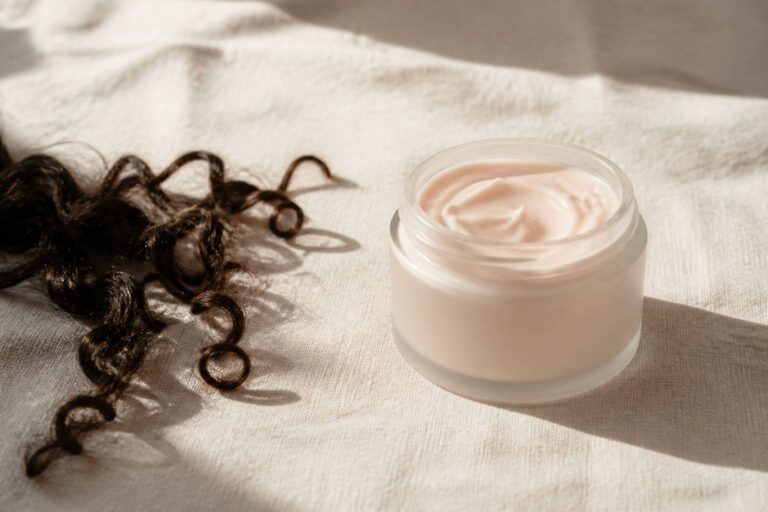 Crème pour cheveux bouclés : laquelle choisir selon votre type