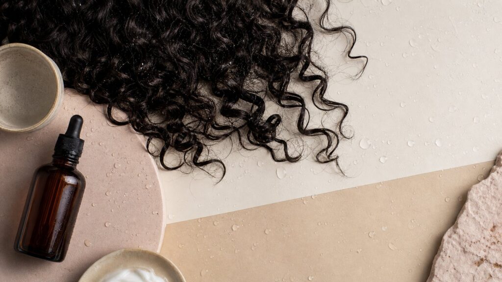 Cheveux mousseux : pourquoi et comment retrouver de la définition