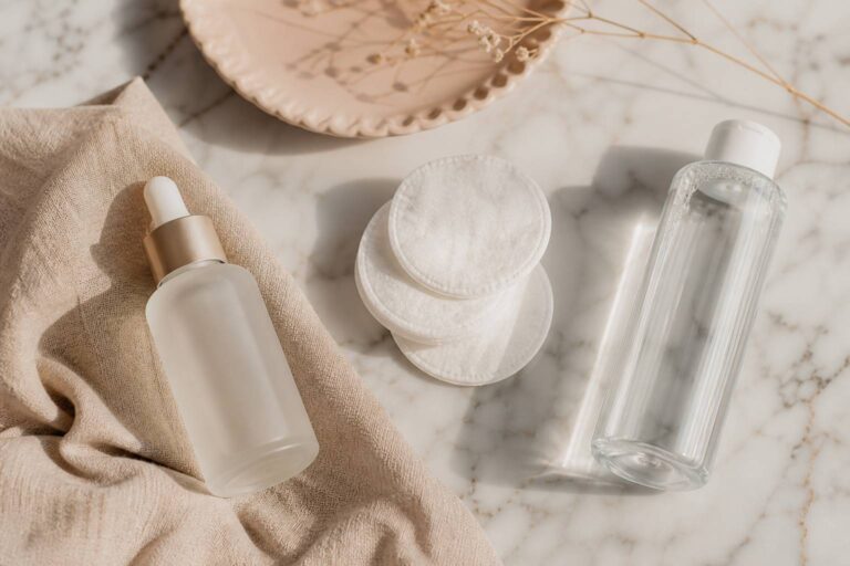 Routine soin visage contre les microkystes avec produits non comédogènes