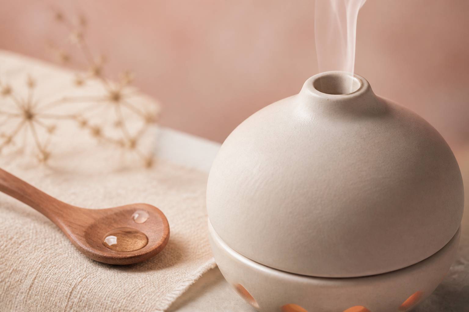 Diffuseur en céramique diffusant une vapeur fine avec des gouttes d'huile